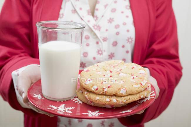 Femme tenant des biscuits de Noël — Photo de stock