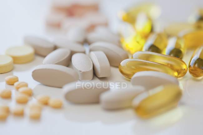 Comprimidos sobre fundo branco — Fotografia de Stock