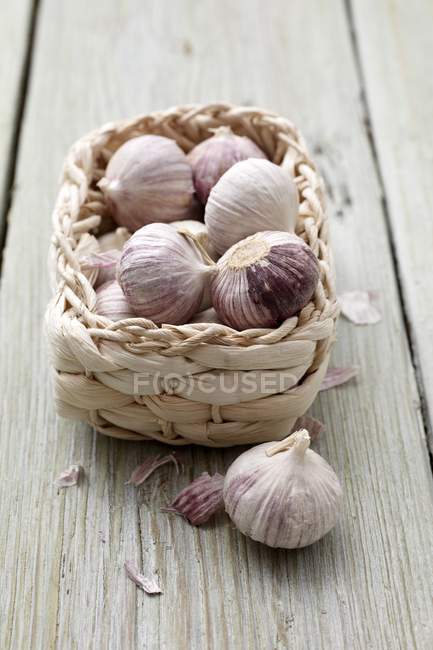 Basket of fresh garlic — Stock Photo