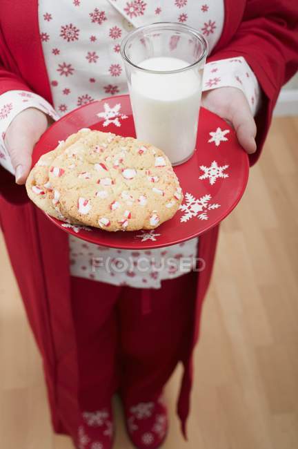 Femme tenant des biscuits de Noël — Photo de stock