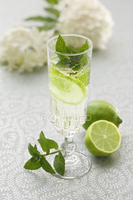 Cocktail com xarope de sabugueiro — Fotografia de Stock