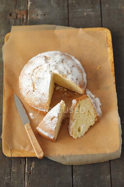 Gâteau au citron avec morceau enlevé — Photo de stock