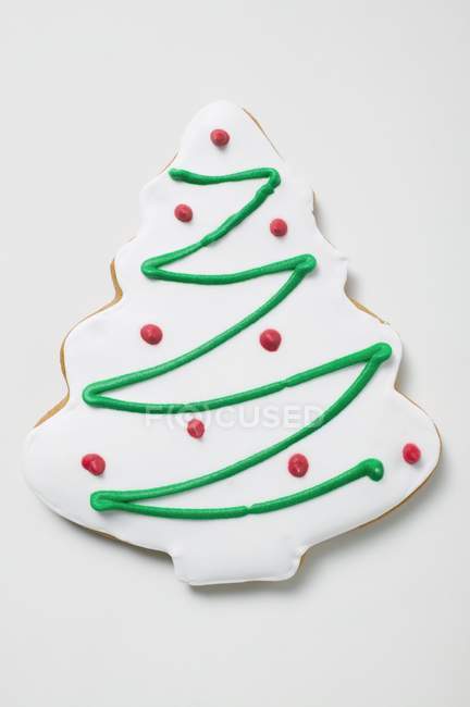 Galleta con forma de árbol de Navidad - foto de stock