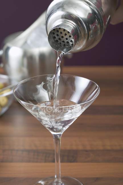 Derramando Martini - foto de stock