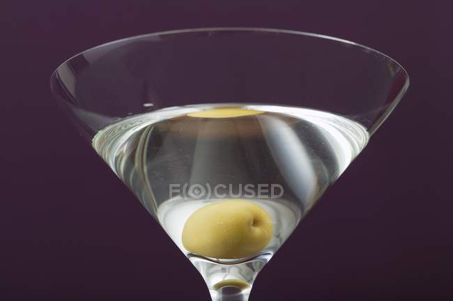 Мартини с оливками в стекле — стоковое фото