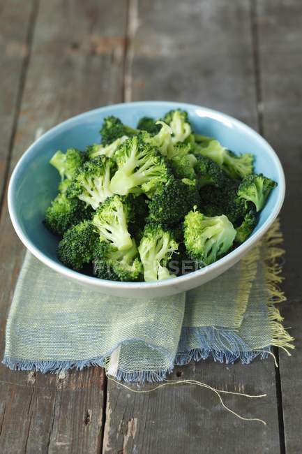Broccoli in ciotola — Foto stock