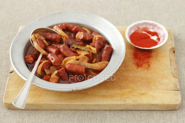 Pezzi di salsiccia in salsa — Foto stock