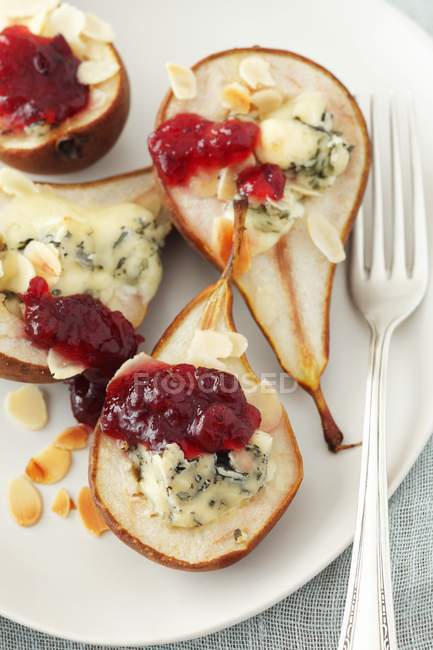 Pere al forno con formaggio blu — Foto stock