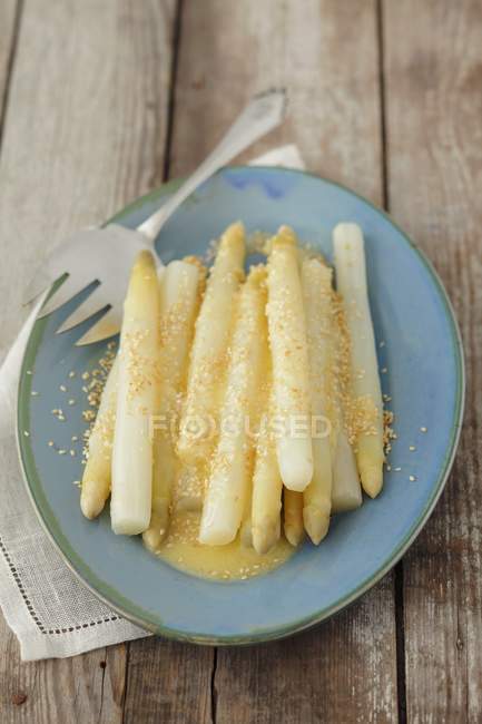 White asparagus with sesame seeds — Stock Photo