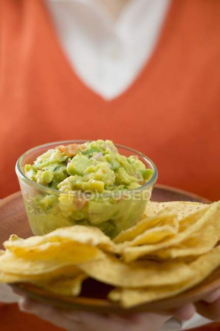 Plato de nachos y guacamole - foto de stock