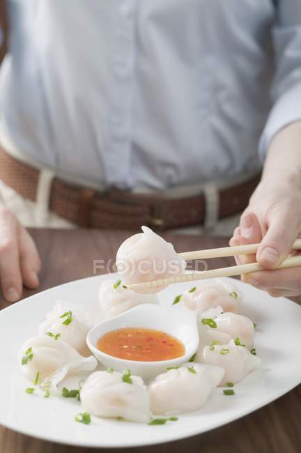 Donna che mangia dim sum — Foto stock