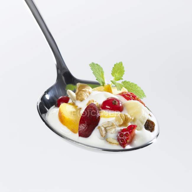 Cucchiaio pieno di muesli allo yogurt — Foto stock