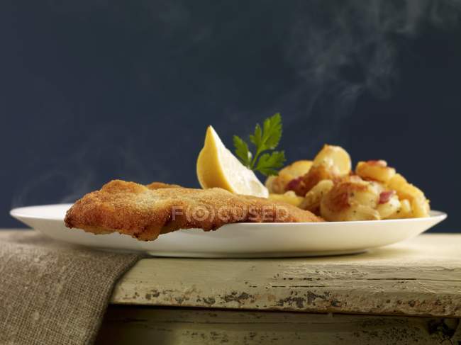 Escalope with fried potatoes — Stock Photo