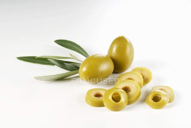 Olive verdi con foglie e fette — Foto stock