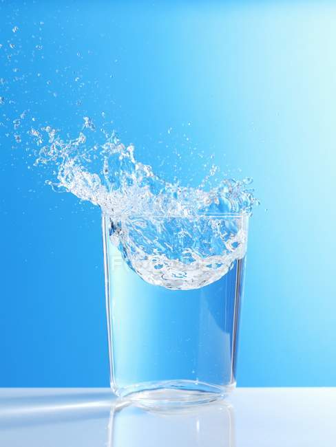 Agua salpicando de vidrio - foto de stock