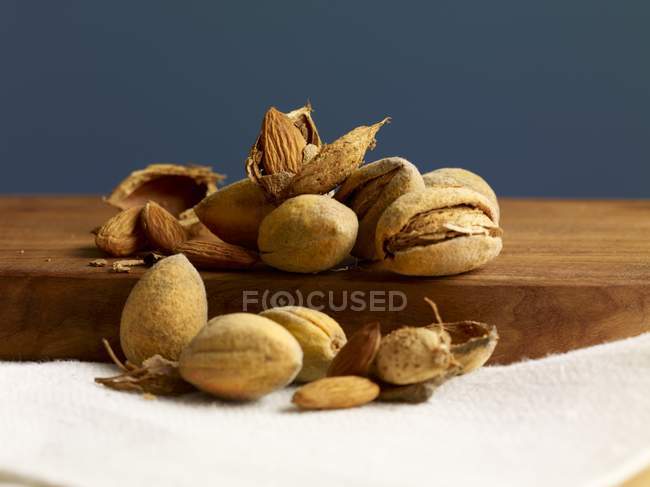 Whole and cracked Almonds — Stock Photo