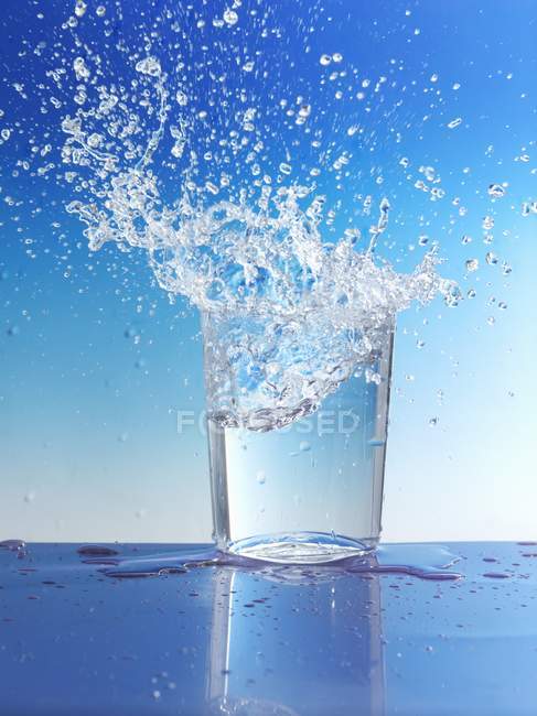 Вода виливається зі скла — стокове фото