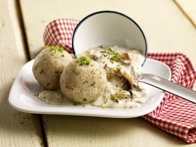Closeup view of bread dumplings with a chanterelle mushroom sauce — Stock Photo