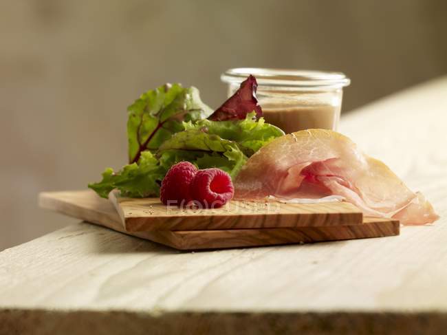 Lechuga con jamón de Parma y aderezo - foto de stock