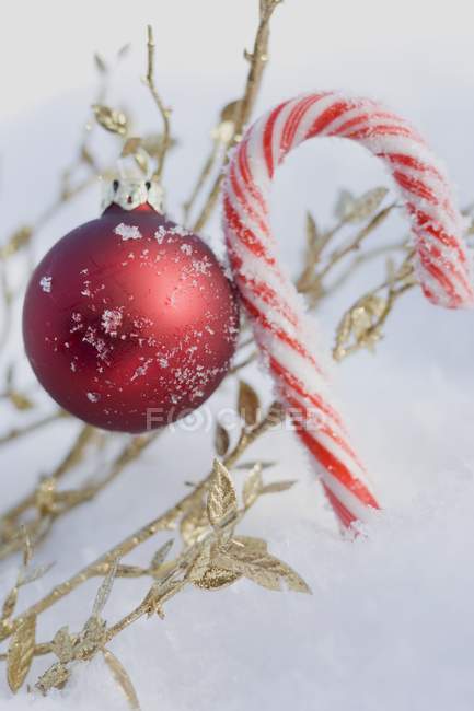 Bola de Navidad y bastón de caramelo — Stock Photo