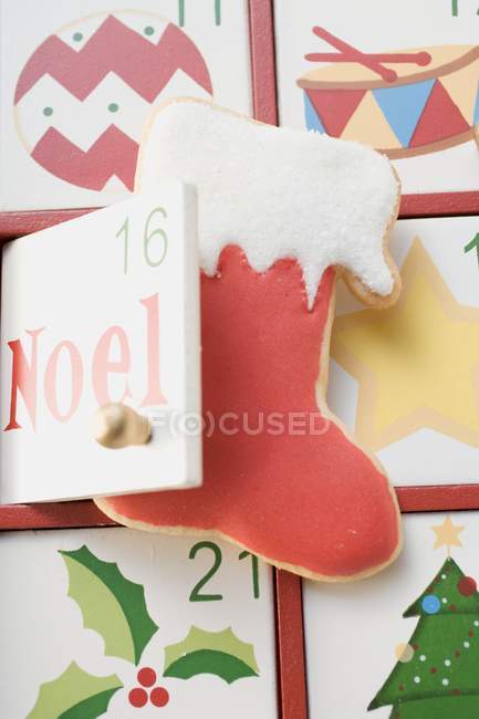 Vista de primer plano del calendario de Adviento con galletas en forma de bota - foto de stock