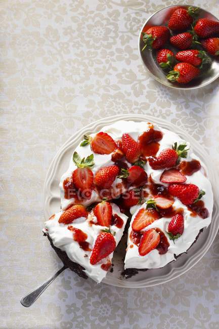 Gâteau à la crème garni de fraises — Photo de stock