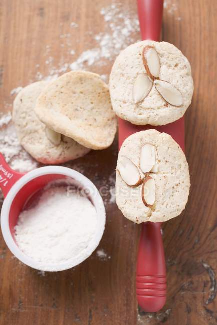 Almond biscuits with rolling pin — Stock Photo