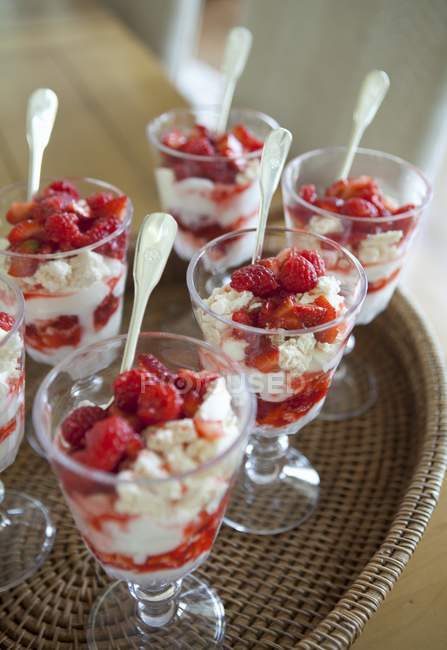 Vue rapprochée de Trifle aux framboises et fraises — Photo de stock