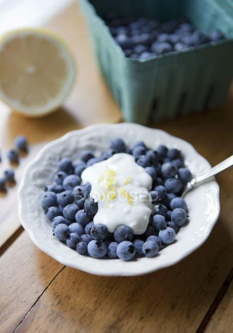 Myrtilles fraîches au yaourt — Photo de stock