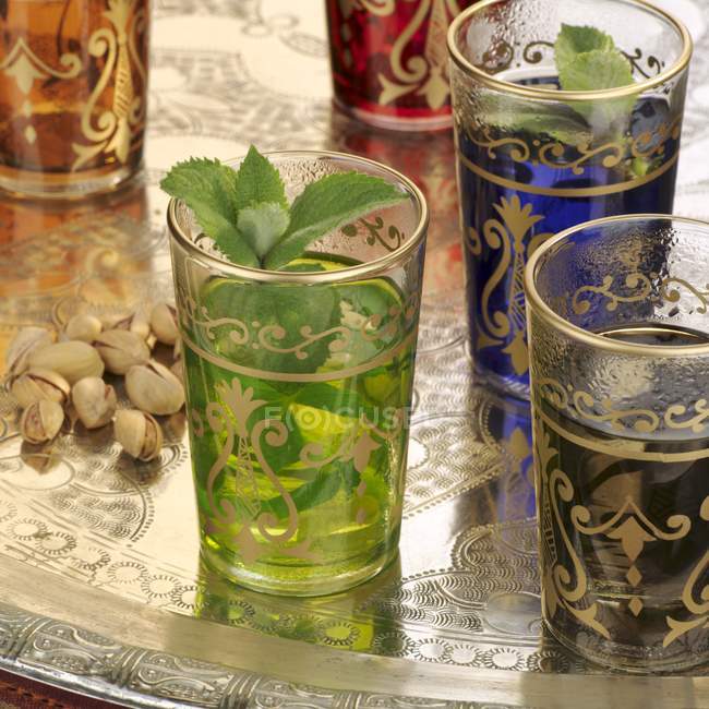 Thé à la menthe poivrée en verres — Photo de stock