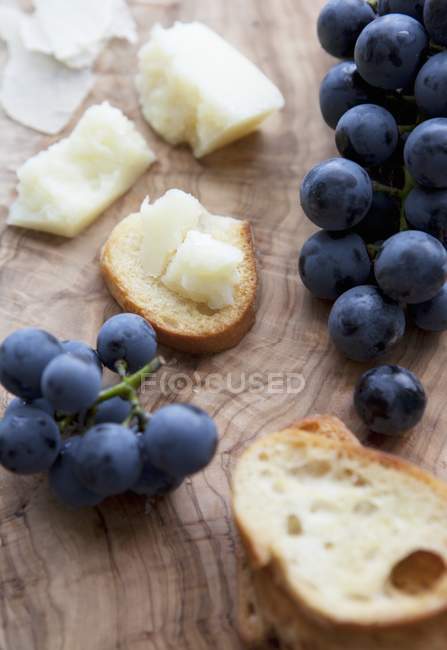 Grapes, bread and cheese — Stock Photo