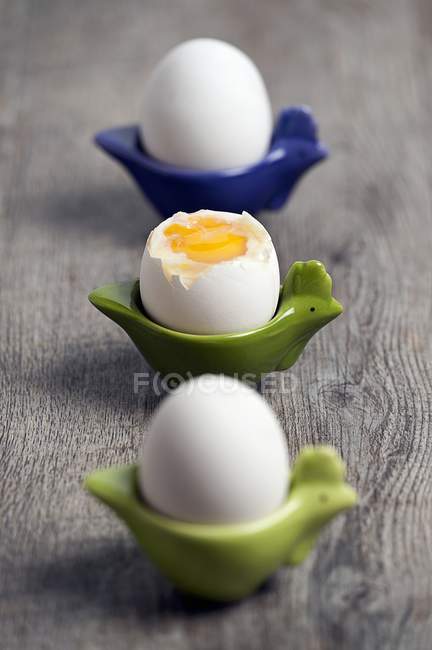 Gekochte Eier in Eierbechern — Stockfoto