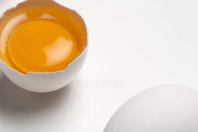 Цілі і потріскані яйця — стокове фото