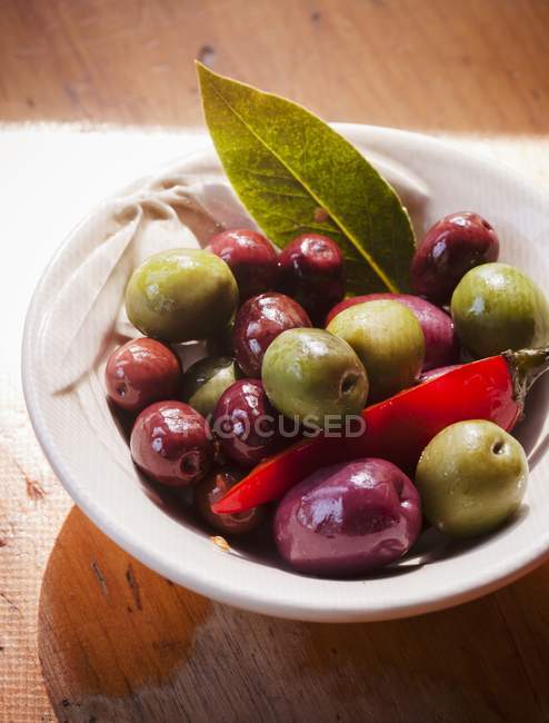 Gemischte Oliven mit Chilipfeffer — Stockfoto