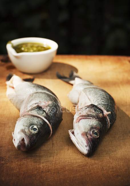 Pesce Branzino fresco ripieno di limone — Foto stock