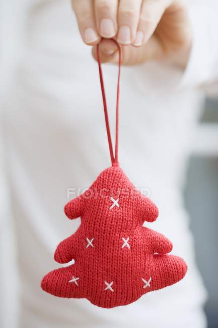 Mãos segurando ornamento árvore de Natal — Fotografia de Stock
