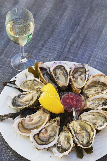 Huîtres fraîches et verre de vin blanc — Photo de stock
