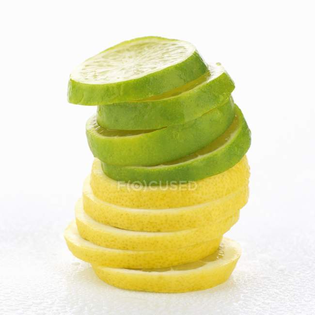 Tranches empilées de citron vert et citron — Photo de stock