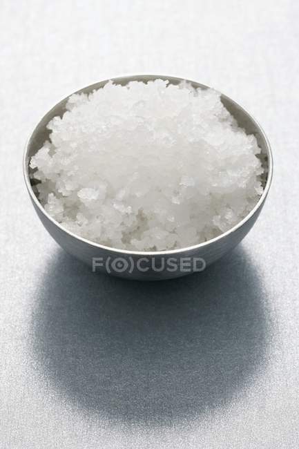 Vista close-up de Fleur de sel em prato de metal — Fotografia de Stock