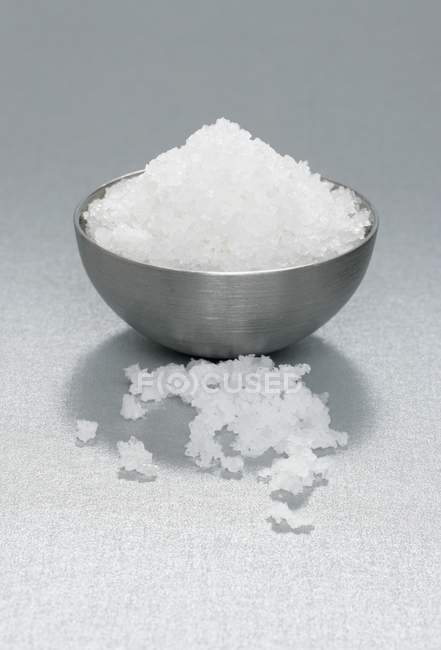 Vista de perto de Fleur de sel sal dentro e ao lado de prato de metal — Fotografia de Stock