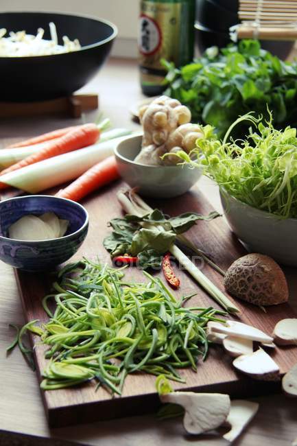 Zutaten für Szechuan-Suppe auf Schneidebrett über Tisch — Stockfoto