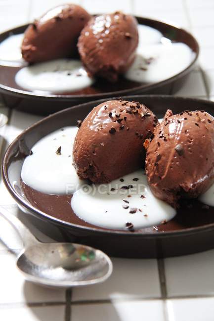 Schokoladenmousse mit Schokoladensoße — Stockfoto