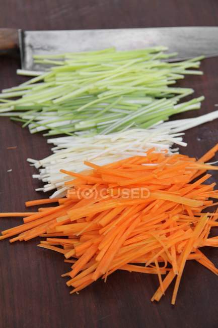 Нарезанная морковь с петрушкой и луком-порей — стоковое фото