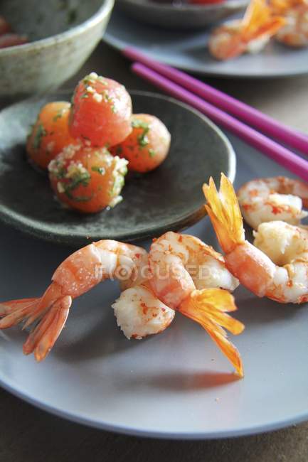 Steamed prawns with preserved tomatoes — Stock Photo