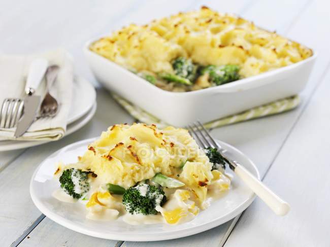 Closeup view of fish pie with broccoli — Stock Photo