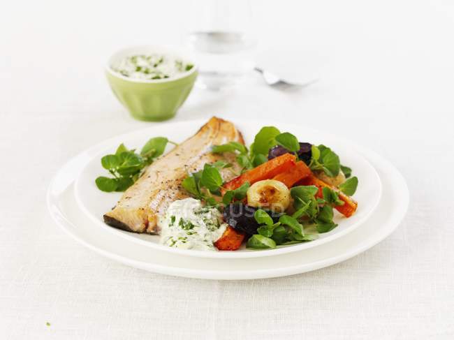 Филе рыбы с картошкой и салатом — стоковое фото