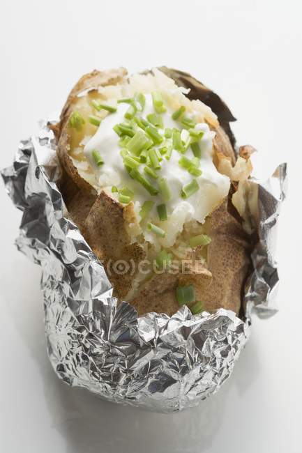 Baked potato with quark and chives — Stock Photo