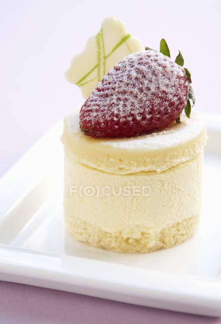 White truffle cake with strawberry — Stock Photo
