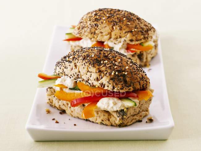 Closeup view of poppyseed rolls filled with hummus and pepper — Stock Photo