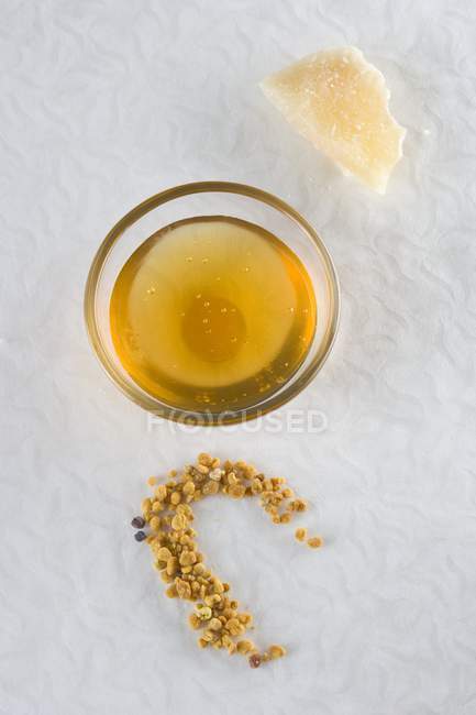 Honey beeswax and pollen — Stock Photo